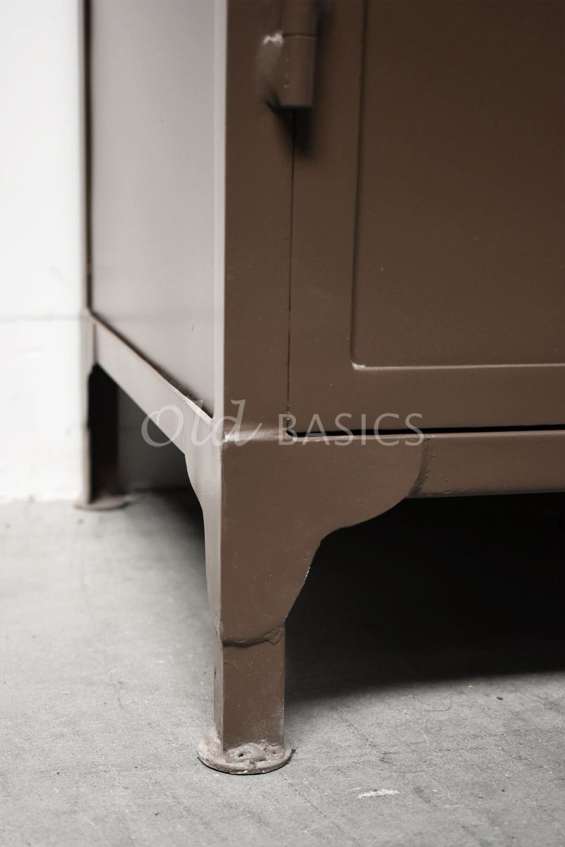 Detail van Apothekerskast Ilya Grand Walnootbruin, bruin, cognac, materiaal staal